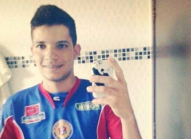 Morre rapaz que bateu de moto em caminhão parado; polícia investiga acidente