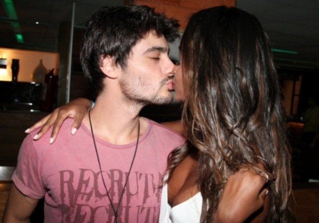 Guilherme Leicam beija Aline Prado, capa da Playboy de fevereiro