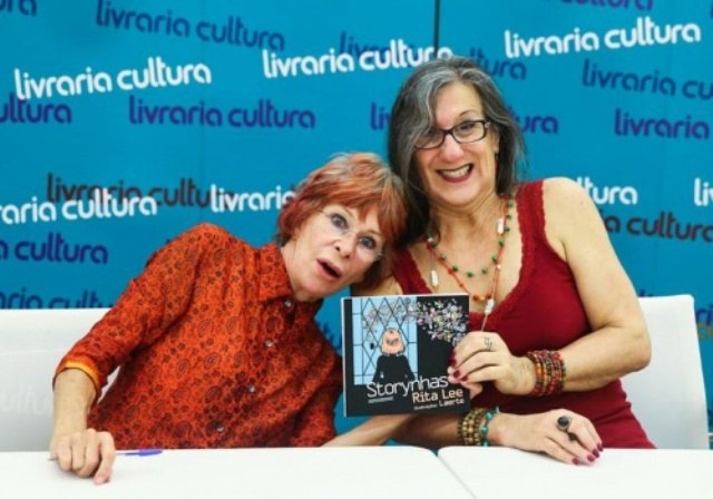 Rita Lee dá selinho em Laerte durante lançamento de livro