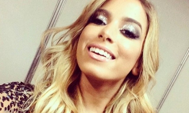 Loiríssima! Anitta muda o visual para curtir o Carnaval de Salvador