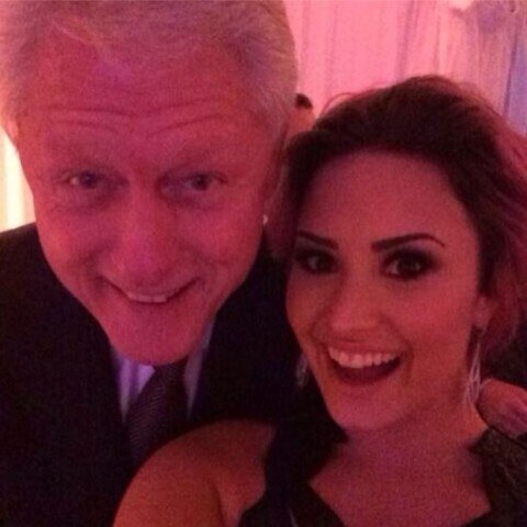 Demi Lovato faz selfie com Bill Clinton: "Muito legal te conhecer"