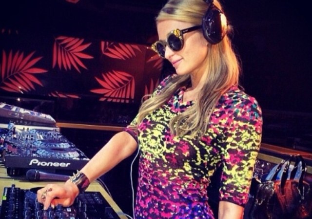 Paris Hilton faz passagem de som em Floripa e se prepara para arrasar