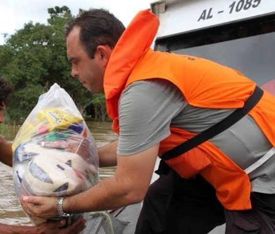 Desabrigado por enchente em Rondônia compra cerveja e perde cesta básica