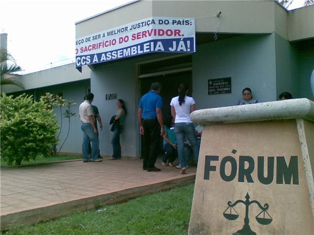 PROTESTO DE SERVIDORES PARALISA FÓRUM DE VILHENA
