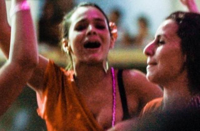 Empolgada com música, Bruna Marquezine pula e paga peitinho em Salvador