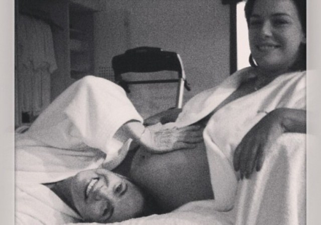 Regina Duarte mima a nora Regiane Alves e faz carinho em sua barriga