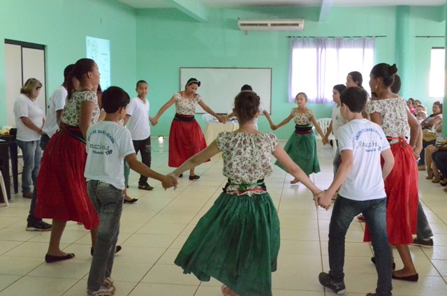 Grupo adolescente de Dança Sênior faz apresentação durante Oficina Pedagógica