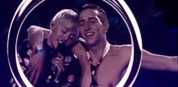 Miley dança com fã que a convidou para baile de formatura