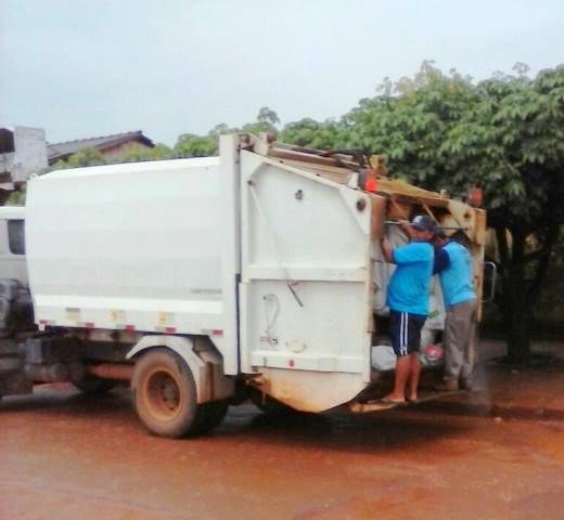Jornalista em Cerejeiras flagra gari de chinelo e sem uniforme em plena chuva