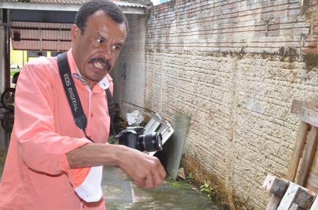 Denunciado por esposa de vereador, fotógrafo vai para DPC em camburão da PM