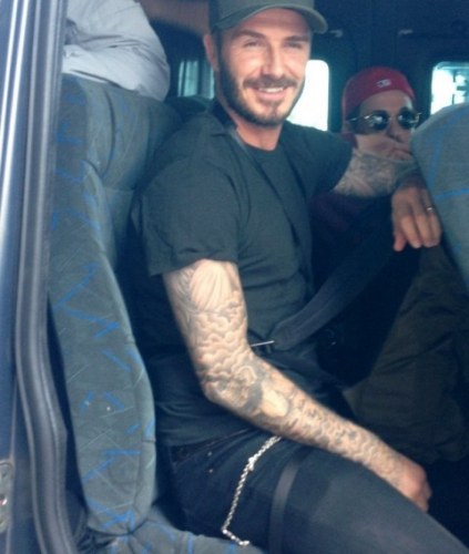 David Beckham deixa hotel tomando açaí no Rio