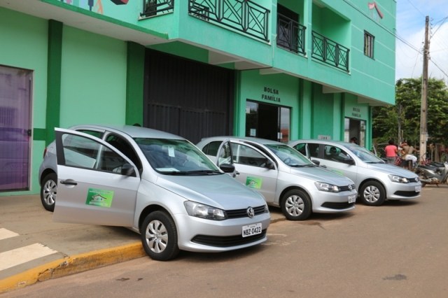 Com três carros, prefeito reforça secretaria comandada por primeira-dama