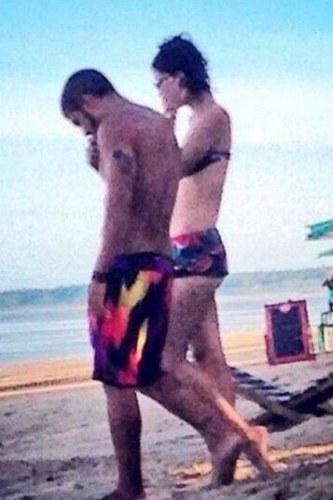 Maria Casadevall é flagrada de biquíni em praia da Bahia com Caio Castro