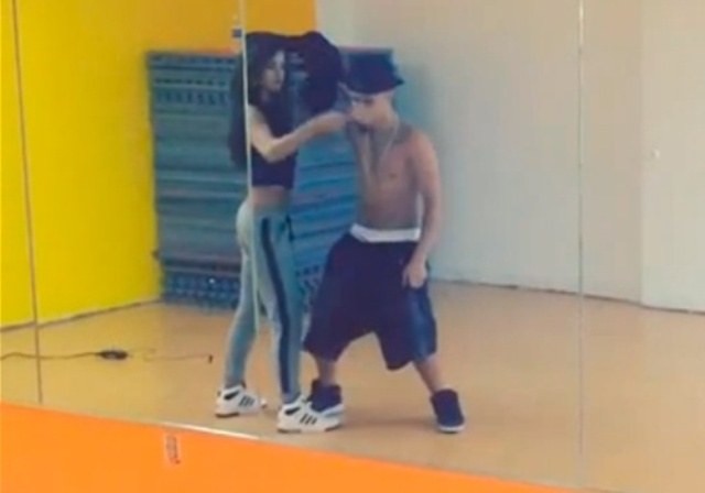 Justin Bieber e Selana Gomez dançam juntos