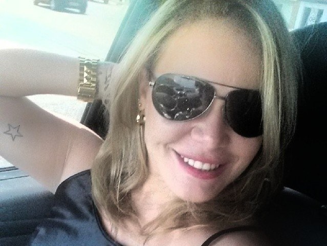 Ex-BBB Paulinha Leite faz selfie e exibe braço fininho