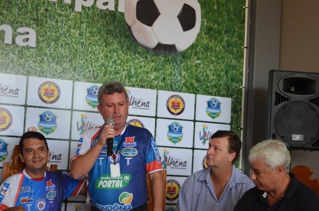 Diretor esportivo do Vilhena chora durante entrevista coletiva