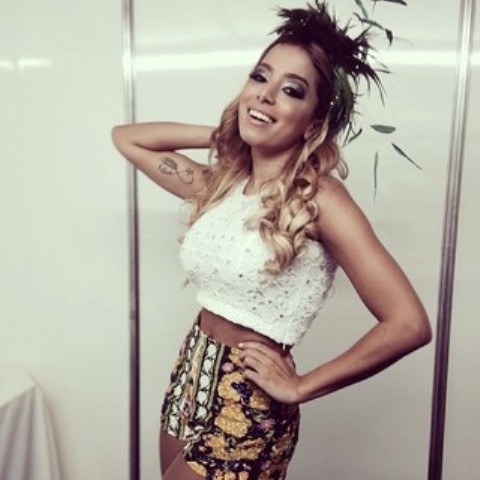Anitta faz cirurgia de redução de mama e corrige problema no nariz