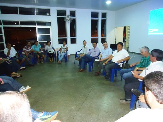Em Cerejeiras, prefeito se reúne com empresários e pede paciência com obra