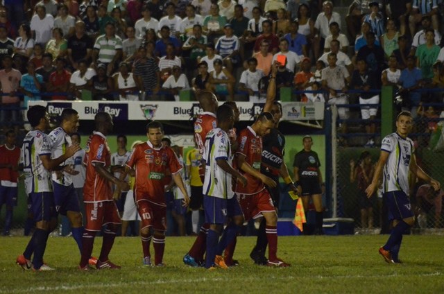 Com gol no início e dois atletas expulsos, Vilhena perde em Ariquemes