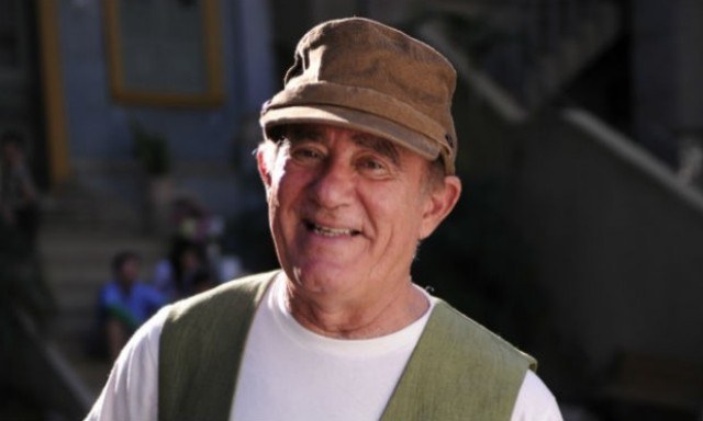 O humorista Renato Aragão é submetido à cirurgia e segue internado