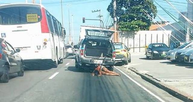 MULHER ARRASTADA 