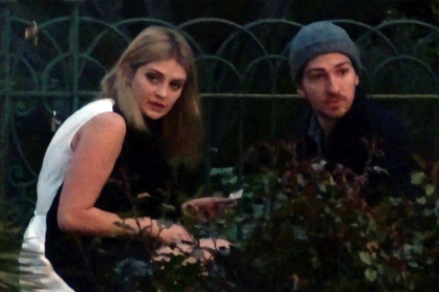 Mischa Barton fuma cigarrinho suspeito atrás de moita em Roma