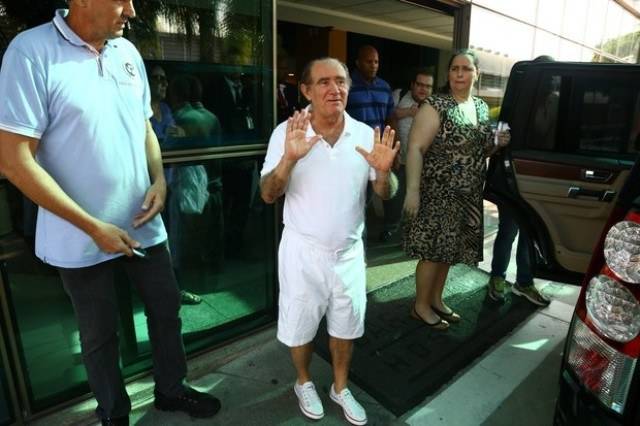 Renato Aragão deixa hospital no Rio: "Coração novo, vida nova. Estou feliz"