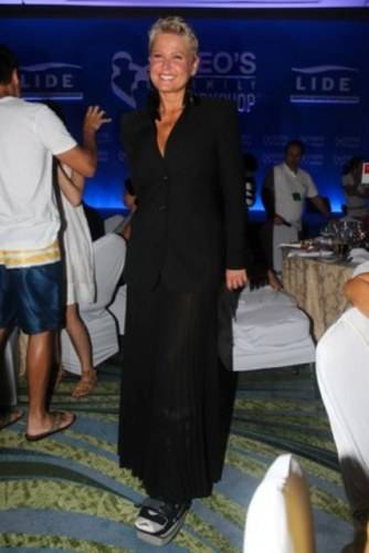 Xuxa fala de problema no pé a revista: "Apresentando necrose"