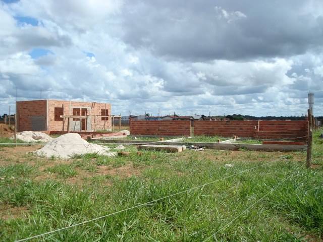 PREFEITURA CERCA ÁREA PARA “PROTEGER” DE SEM-TETO