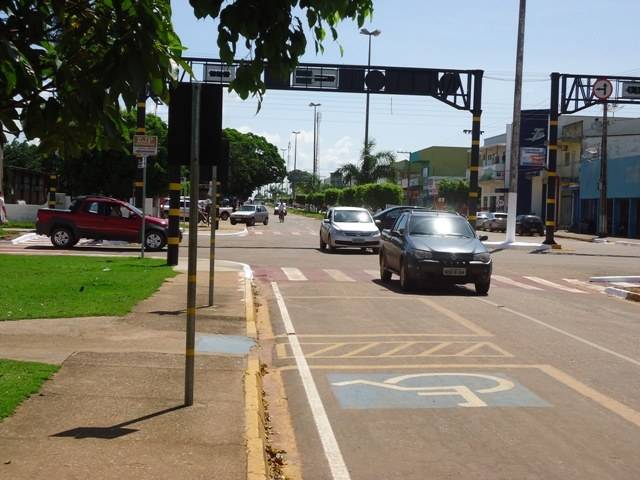 Surdos de Cerejeiras dirigem, mas denunciam falta de placa e símbolo na cidade