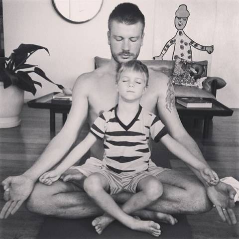 Rodrigo Hilbert faz posição de ioga com um dos filhos gêmeos