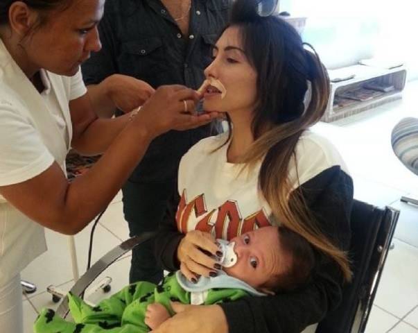 Jaque Khury depila o buço com o filho no colo