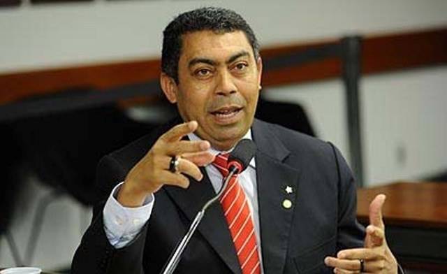 Colunista diz que Padre Ton acende uma vela para Deus, outra para Cassol