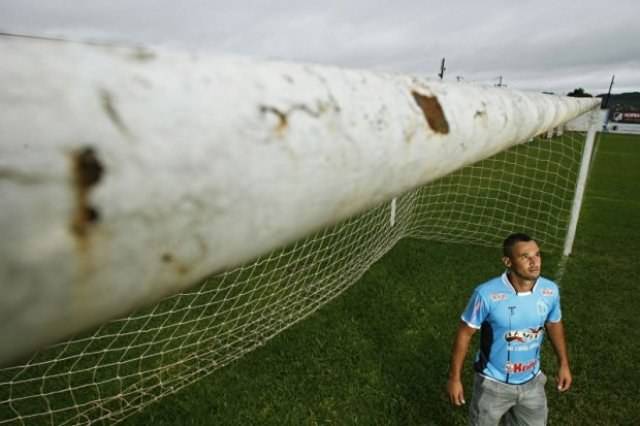 Ex-atacante do VEC perde “gol feito” e vira destaque em time paranaense