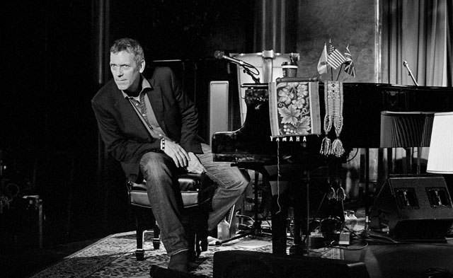 Cheio de bom humor, Hugh Laurie faz show com a Copper Bottom Band em Curitiba
