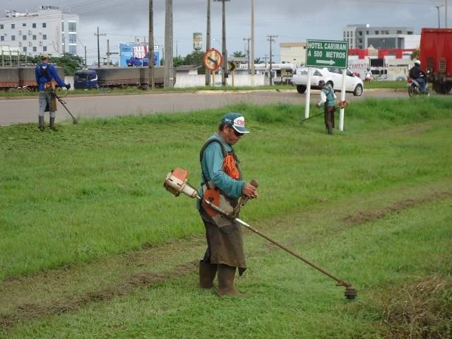 Vilhena: prefeitura mantém equipe exclusiva para limpeza de canteiros da BR 364
