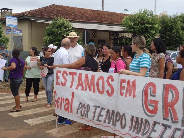 Em Cerejeiras, governador é “recepcionado” por servidores municipais em greve