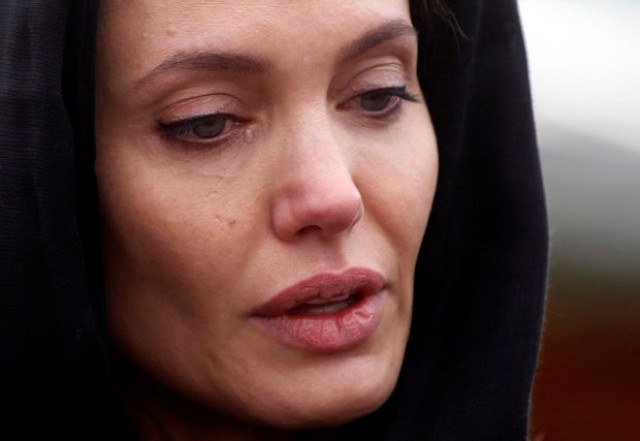 Angelina Jolie aparece chorando em memorial na Bósnia