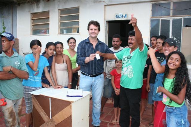 ROVER ENTREGA CASAS SEM ENERGIA E 11 FAMÍLIAS RESISTEM DEIXAR SESP