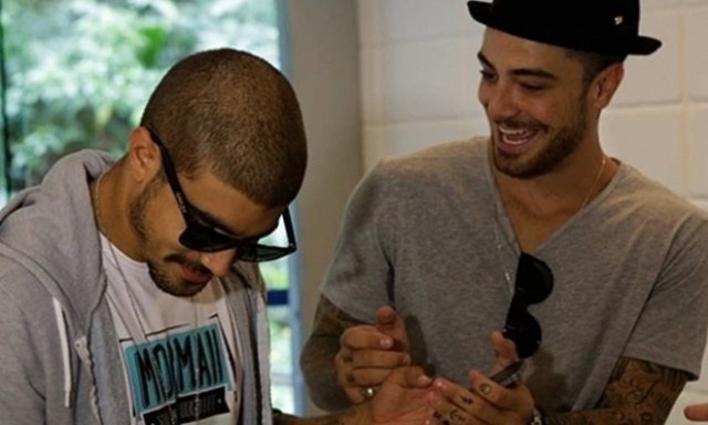 Caio Castro e Felipe Titto fazem tatuagens iguais
