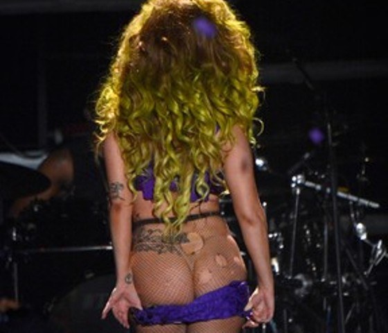 Lady Gaga tira short e deixa calcinha pequenininha à mostra