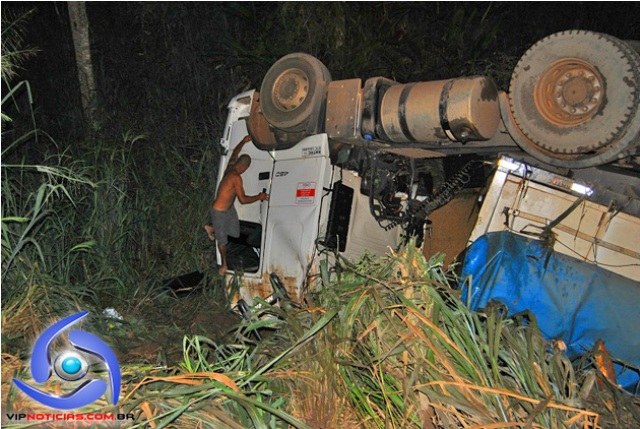 Caminhoneiro vilhenense tomba carreta para evitar tragédia em trecho da BR 364