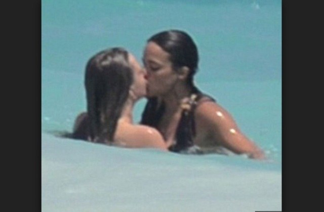 Sem a parte de cima do biquíni, Cara Delevingne beija Michelle Rodrigues