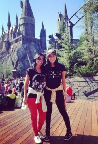 Anitta passa aniversário na Disney com o namorado