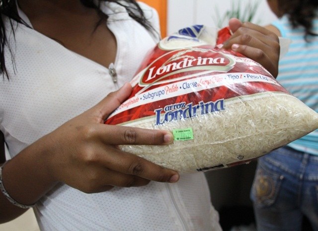Em Rondônia, desalojados por enchentes recebem alimentos vencidos