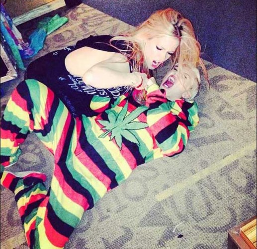 Miley Cyrus e Avril Lavigne disputam fama na porrada