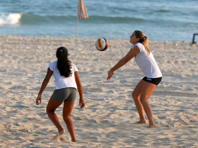 Na praia, Sasha mostra habilidade em treino de vôlei