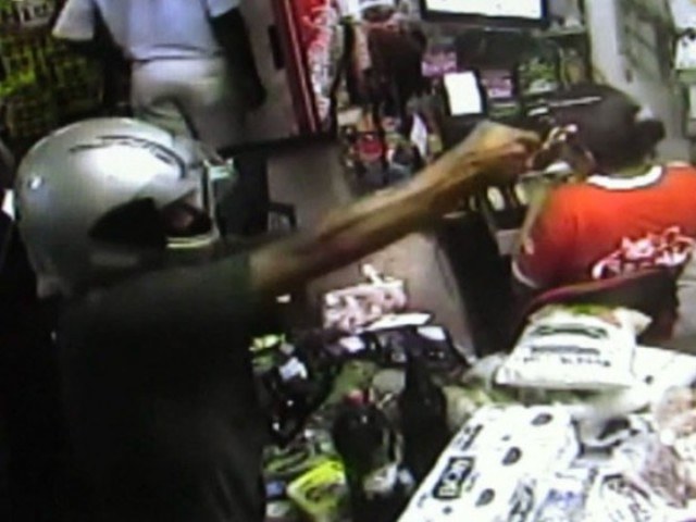 Em Colorado, homem armado ameaça comerciante e clientes para roubar R$ 50