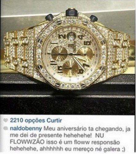 Naldo inventa que comprou relógio caro e vira motivo de piada