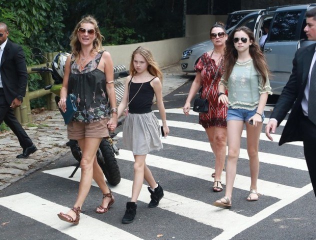 Kate Moss vai a ponto turístico do Rio com a filha